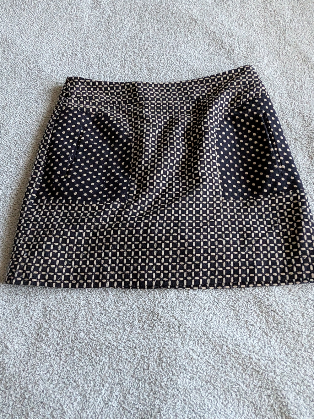 ๐ผB2G1๐ผ Worthington Navy and Cream Geometric Mini Skirt